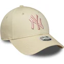 bezowa-zakrzywiona-czapka-z-regulacja-dla-kobiet-z-rozowym-logo-9forty-league-essential-new-york-yankees-mlb-od-new-era