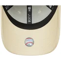 bezowa-zakrzywiona-czapka-z-regulacja-dla-kobiet-z-rozowym-logo-9forty-league-essential-new-york-yankees-mlb-od-new-era