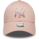 rozowa-regulowana-czapka-z-daszkiem-dla-kobiet-9forty-z-metalicznym-logo-new-york-yankees-mlb-od-new-era