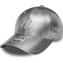 srebrna-zakrzywiona-czapka-regulowana-damska-9forty-metallic-new-york-yankees-mlb-new-era