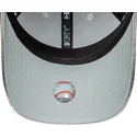 damska-srebrna-regulowana-czapka-z-zakrzywionym-daszkiem-9forty-metallic-new-york-yankees-mlb-new-era