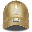 zlota-regulowana-czapka-z-zakrzywionym-daszkiem-dla-kobiet-9forty-metallic-new-york-yankees-mlb-new-era