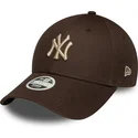 brazowa-regulowana-czapka-z-zakrzywionym-daszkiem-dla-kobiet-z-bezowym-logo-9forty-league-essential-new-york-yankees-mlb-marki-n