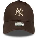 brazowa-regulowana-czapka-z-zakrzywionym-daszkiem-dla-kobiet-z-bezowym-logo-9forty-league-essential-new-york-yankees-mlb-marki-n
