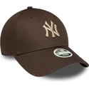 brazowa-regulowana-czapka-z-daszkiem-dla-kobiet-z-bezowym-logo-9forty-league-essential-new-york-yankees-mlb-new-era