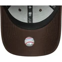 brazowa-regulowana-czapka-z-zakrzywionym-daszkiem-dla-kobiet-z-bezowym-logo-9forty-league-essential-new-york-yankees-mlb-marki-n