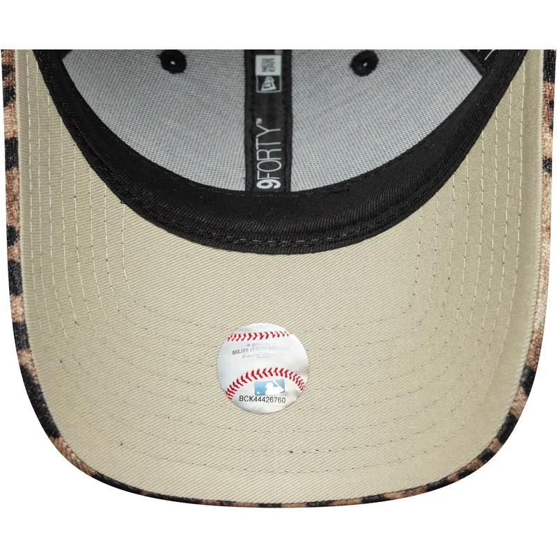 regulowana-czapka-z-zakrzywionym-daszkiem-w-panterke-dla-kobiet-9forty-leo-velour-new-york-yankees-mlb-new-era