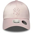 rozowa-regulowana-czapka-z-zakrzywionym-daszkiem-dla-kobiet-z-rozowym-logo-9forty-satin-bow-back-new-york-yankees-mlb-new-era