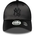 czarna-zakrzywiona-regulowana-czapka-dla-kobiet-z-czarnym-logo-9forty-satin-bow-back-new-york-yankees-mlb-od-new-era