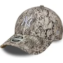 szara-zakrzywiona-czapka-regulowana-dla-kobiet-9forty-snake-new-york-yankees-mlb-od-new-era