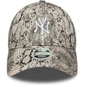szara-zakrzywiona-czapka-regulowana-dla-kobiet-9forty-snake-new-york-yankees-mlb-od-new-era