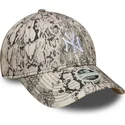 szara-zakrzywiona-czapka-regulowana-dla-kobiet-9forty-snake-new-york-yankees-mlb-od-new-era