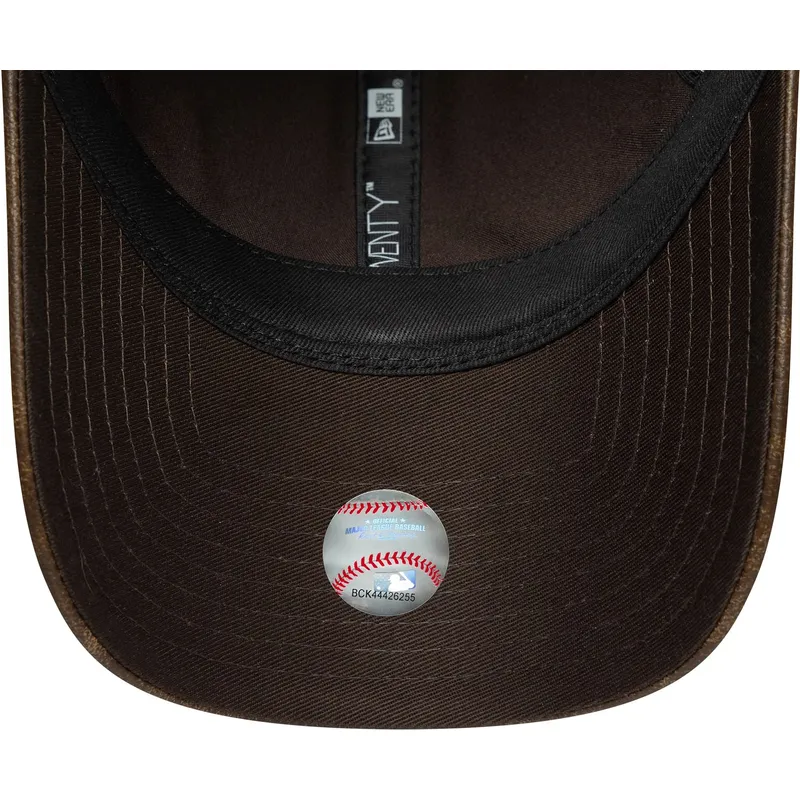 brazowa-regulowana-czapka-z-daszkiem-dla-kobiet-z-brazowym-logo-9twenty-worn-pu-new-york-yankees-mlb-new-era