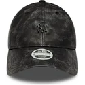czarna-regulowana-czapka-z-zakrzywionym-daszkiem-dla-kobiet-z-czarnym-logo-9twenty-worn-pu-new-york-yankees-mlb-new-era