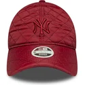 czerwona-regulowana-czapka-z-zakrzywionym-daszkiem-dla-kobiet-z-czerwonym-logo-9twenty-padded-new-york-yankees-mlb-new-era