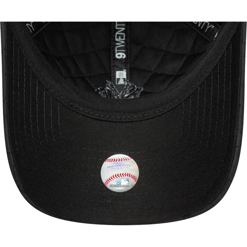 czarna-regulowana-czapka-z-daszkiem-dla-kobiet-z-czarnym-logo-9twenty-padded-new-york-yankees-mlb-new-era