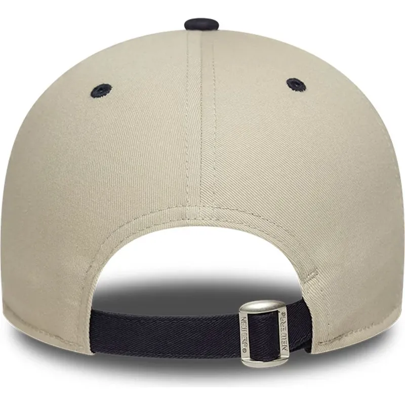 regulowana-czapka-z-zakrzywionym-daszkiem-bezowo-granatowa-fc-barcelona-laliga-9forty-contrast-new-era