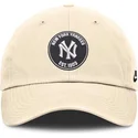 bezowa-zakrzywiona-czapka-regulowana-club-unstructured-z-organicznej-bawelny-new-york-yankees-mlb-od-nike