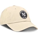 bezowa-zakrzywiona-czapka-regulowana-club-unstructured-z-organicznej-bawelny-new-york-yankees-mlb-od-nike