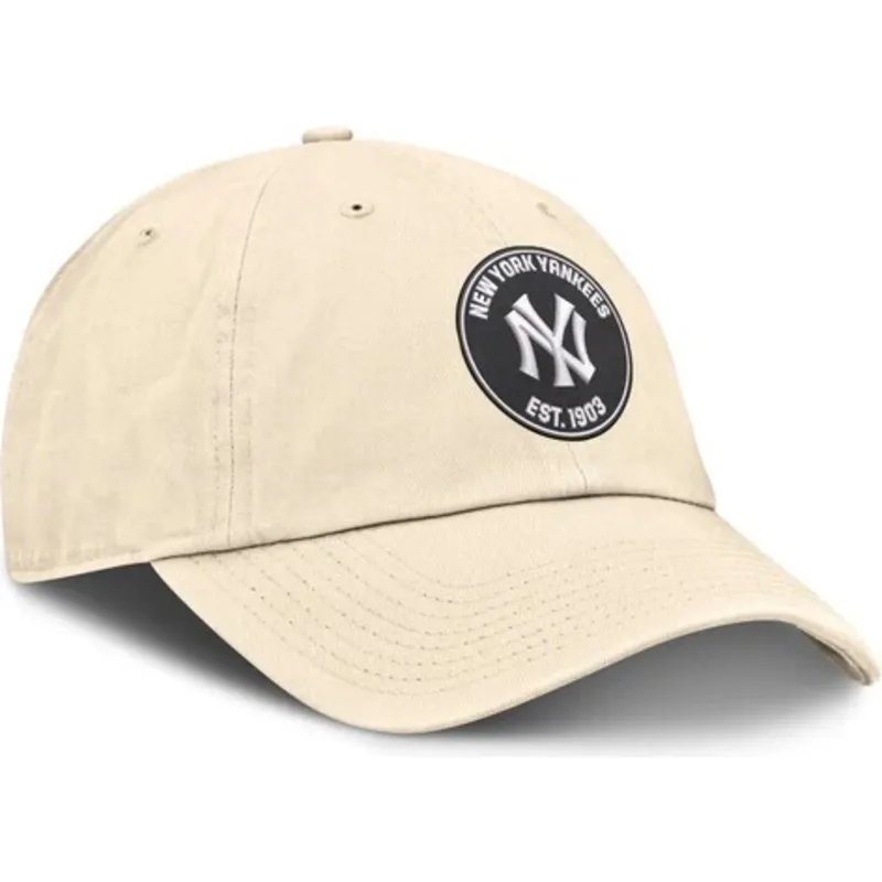 bezowa-zakrzywiona-czapka-regulowana-club-unstructured-z-organicznej-bawelny-new-york-yankees-mlb-od-nike