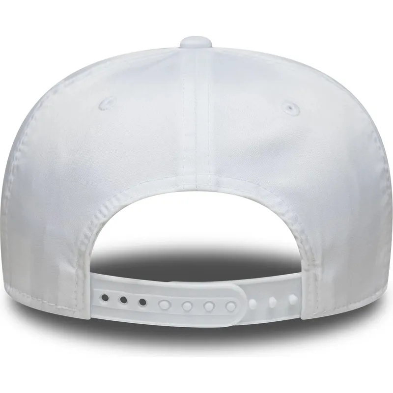 biala-zakrzywiona-czapka-snapback-9seventy-stretch-snap-technical-golf-new-era