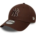 brazowa-regulowana-czapka-z-zakrzywionym-daszkiem-z-brazowym-logo-9forty-outline-new-york-yankees-mlb-new-era