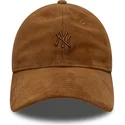 brazowa-regulowana-czapka-z-zakrzywionym-daszkiem-z-brazowym-logo-9twenty-suede-new-york-yankees-mlb-new-era