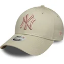 bezowa-regulowana-czapka-z-zakrzywionym-daszkiem-z-rozowym-logo-dla-kobiet-9forty-league-essential-new-york-yankees-mlb-new-era