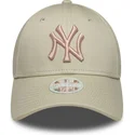 bezowa-regulowana-czapka-z-zakrzywionym-daszkiem-z-rozowym-logo-dla-kobiet-9forty-league-essential-new-york-yankees-mlb-new-era