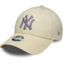 bezowa-regulowana-czapka-z-zakrzywionym-daszkiem-z-fioletowym-logo-dla-kobiet-9forty-metallic-logo-new-york-yankees-mlb-new-era