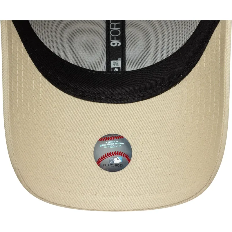 bezowa-regulowana-czapka-z-daszkiem-dla-kobiet-9forty-sequin-wordmark-new-york-yankees-mlb-new-era