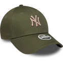 zielona-regulowana-czapka-z-zakrzywionym-daszkiem-z-rozowym-logo-dla-kobiet-9forty-league-essential-midi-new-york-yankees-mlb-ne