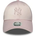 rozowa-regulowana-czapka-z-zakrzywionym-daszkiem-z-rozowym-logo-dla-kobiet-9forty-satin-new-york-yankees-mlb-new-era