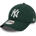 ciemnozielona-regulowana-czapka-z-zakrzywionym-daszkiem-9twenty-league-essential-new-york-yankees-mlb-new-era
