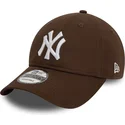 brazowa-regulowana-czapka-z-zakrzywionym-daszkiem-9twenty-league-essential-new-york-yankees-mlb-new-era