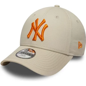 Beżowa zakrzywiona czapka regulowana z pomarańczowym logo dla chłopca 9FORTY League Essential New York Yankees MLB New Era