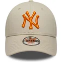 gorra-curva-beige-ajustable-con-logo-naranja-para-nino-9forty-league-essential-de-new-york-yankees-mlb-de-new-era