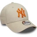 bezowa-zakrzywiona-czapka-regulowana-z-pomaranczowym-logo-dla-chlopca-9forty-league-essential-new-york-yankees-mlb-new-era