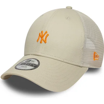 Beżowa regulowana czapka trucker z pomarańczowym logo dla chłopca 9FORTY Homefield New York Yankees MLB New Era