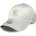 zielona-regulowana-czapka-z-zakrzywionym-daszkiem-dla-kobiet-9forty-bow-back-satin-new-york-yankees-mlb-new-era