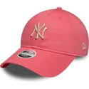 rozowa-regulowana-czapka-z-zakrzywionym-daszkiem-z-bezowym-logo-dla-kobiet-9twenty-league-essential-midi-new-york-yankees-mlb-ne