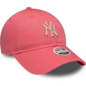rozowa-regulowana-czapka-z-zakrzywionym-daszkiem-z-bezowym-logo-dla-kobiet-9twenty-league-essential-midi-new-york-yankees-mlb-ne