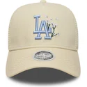 czapka-trucker-bezowa-z-niebieskim-logo-dla-kobiet-9forty-a-frame-floral-los-angeles-dodgers-mlb-new-era