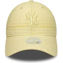 zolta-zakrzywiona-czapka-regulowana-z-zoltym-logo-dla-kobiet-9twenty-seersucker-new-york-yankees-mlb-new-era
