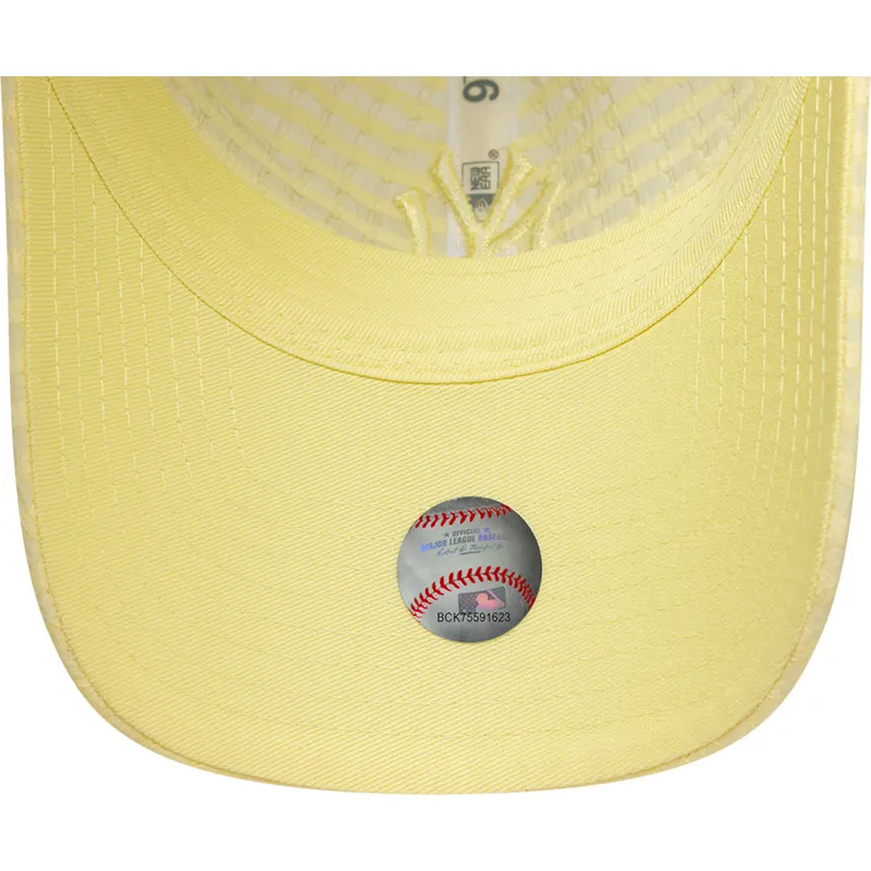 zolta-zakrzywiona-czapka-regulowana-z-zoltym-logo-dla-kobiet-9twenty-seersucker-new-york-yankees-mlb-new-era