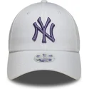 biala-regulowana-czapka-z-zakrzywionym-daszkiem-z-fioletowym-logo-dla-kobiet-9forty-league-essential-new-york-yankees-mlb-new-er