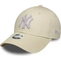 bezowa-regulowana-czapka-z-zakrzywionym-daszkiem-dla-kobiet-9forty-metallic-new-york-yankees-mlb-new-era