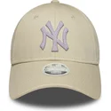 bezowa-regulowana-czapka-z-zakrzywionym-daszkiem-dla-kobiet-9forty-metallic-new-york-yankees-mlb-new-era