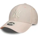 jasnorozowa-regulowana-czapka-z-zakrzywionym-daszkiem-dla-kobiet-9forty-linen-new-york-yankees-mlb-new-era
