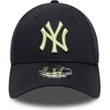 granatowa-zakrzywiona-czapka-regulowana-z-zoltym-logo-9forty-league-essential-new-york-yankees-mlb-new-era